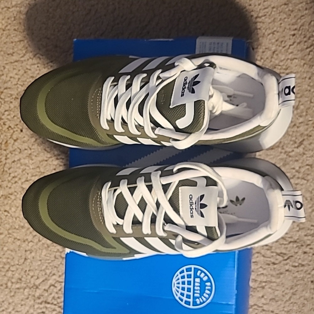 Adidas Sneakers